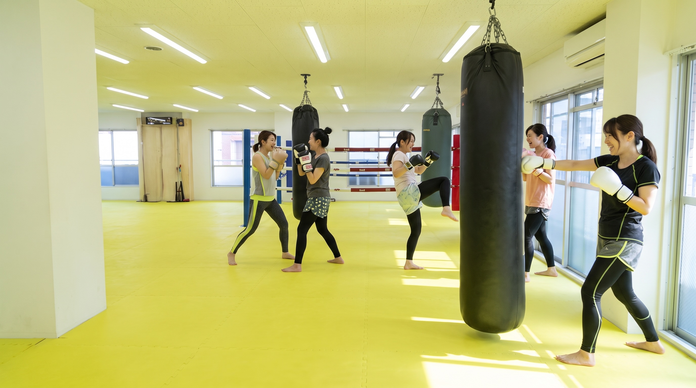 トレーニングする女性会員たち